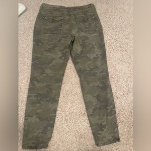 Camo cropped pants